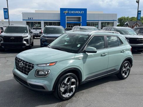 Used 2025 Hyundai Venue SEL FWD image 1