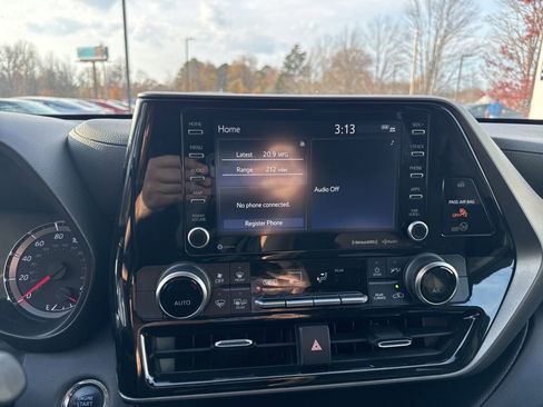 Used 2022 Toyota Highlander LE image 28