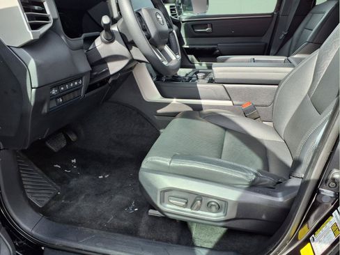 Used 2025 Toyota Tundra Limited AWD/4WD image 19
