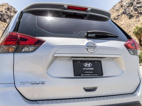 Used 2017 Nissan Rogue S FWD image 8
