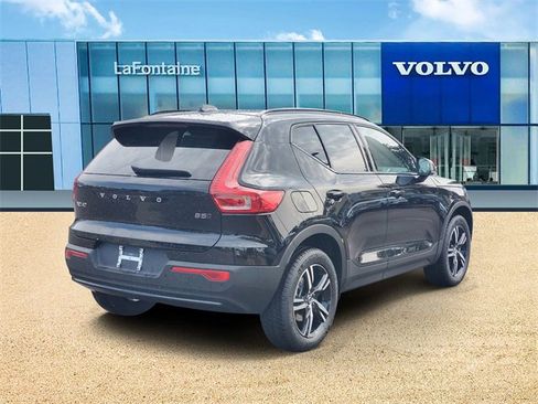 New 2026 Volvo XC40 B5 Core w/ Climate Package image 4