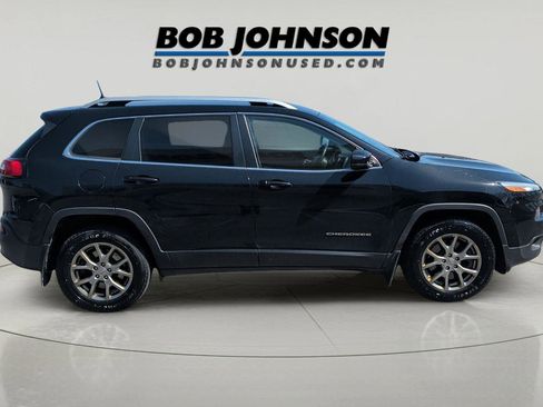Used 2018 Jeep Cherokee Latitude Plus w/ Cold Weather Group AWD/4WD image 2
