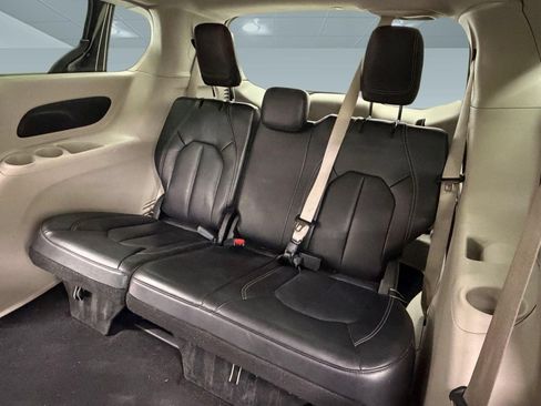 Used 2023 Chrysler Pacifica Touring-L FWD image 23