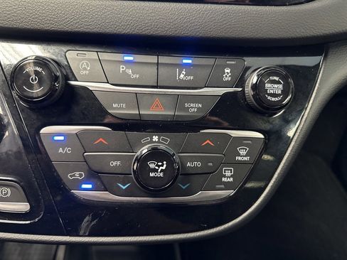 Used 2025 Chrysler Pacifica Select image 38