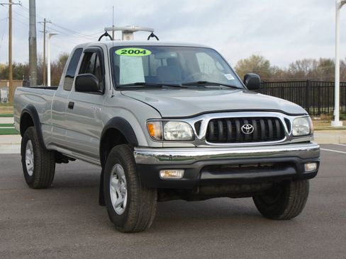 Used 2004 Toyota Tacoma PreRunner image 2