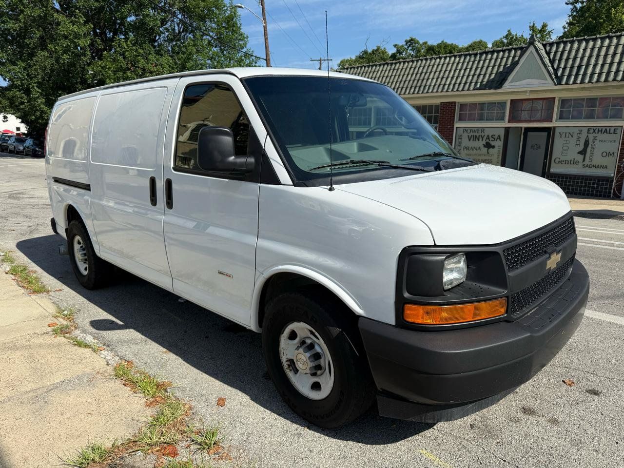 Used 2017 Chevrolet Express 2500 RWD image 7