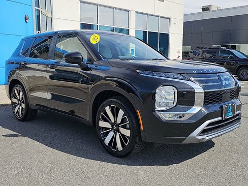 Used 2025 Mitsubishi Outlander SE image 3