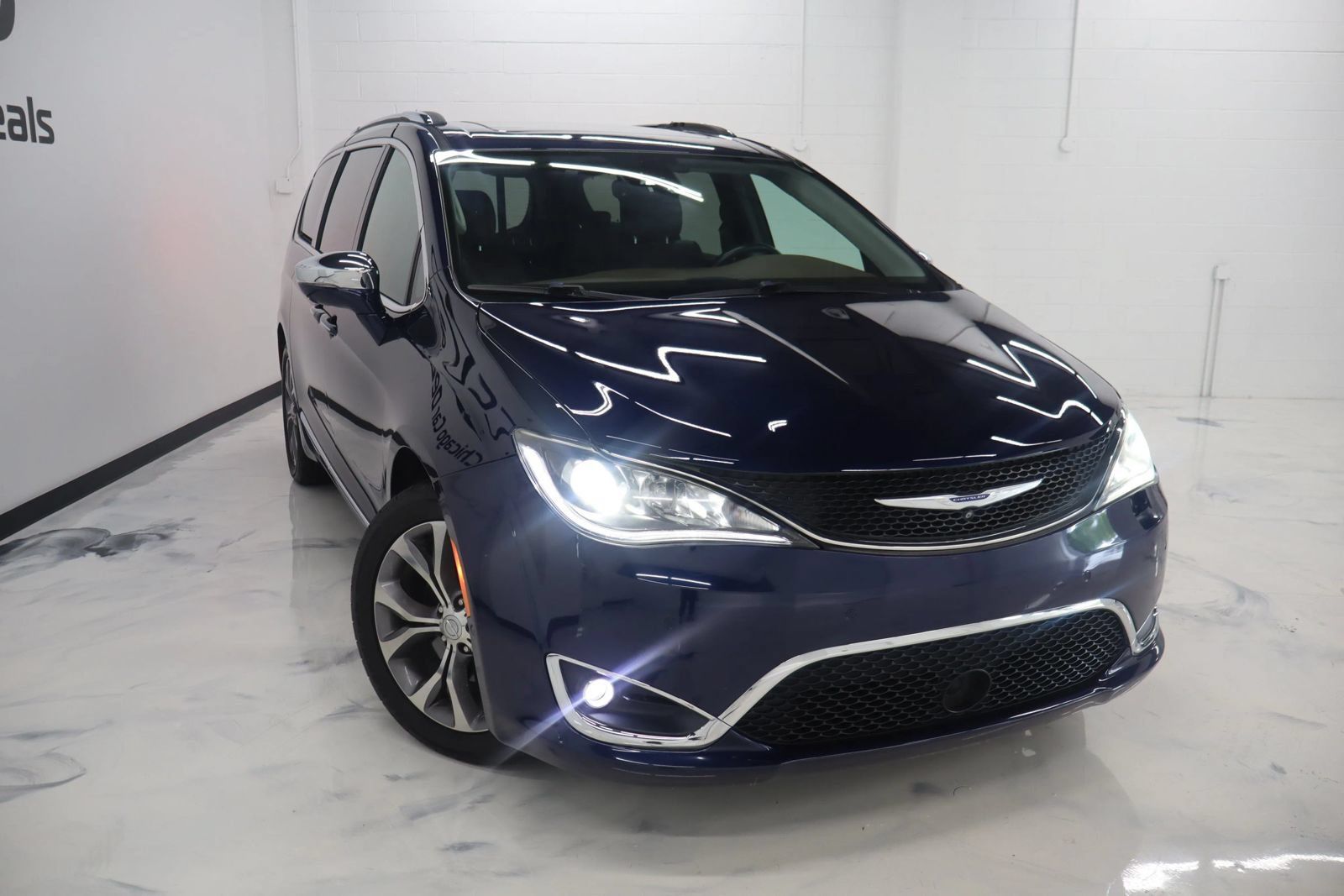 Used 2019 Chrysler Pacifica Limited w/ Tire & Wheel Group FWD image 2