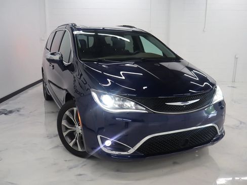 Used 2019 Chrysler Pacifica Limited w/ Tire & Wheel Group FWD image 2