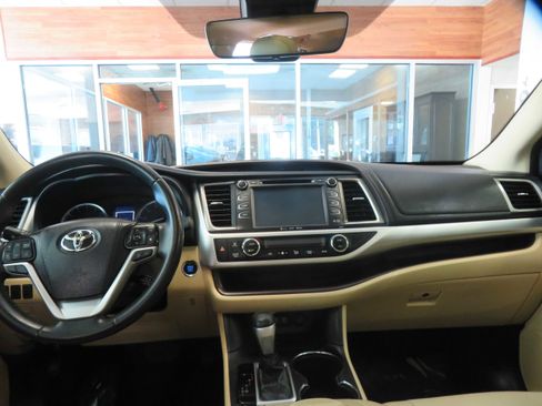 Used 2019 Toyota Highlander SE image 54