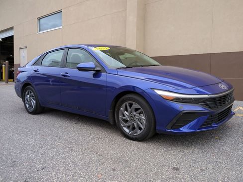 Certified 2024 Hyundai Elantra SEL image 2