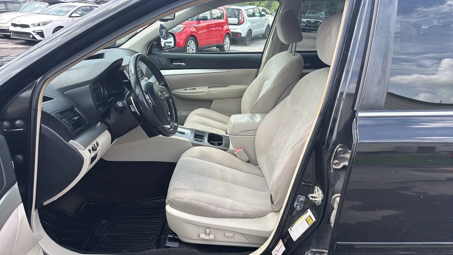 Used 2013 Subaru Outback 2.5i Premium w/ Popular Pkg 1A AWD/4WD image 2