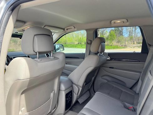 Used 2012 Jeep Grand Cherokee Laredo w/ Laredo E Group image 18