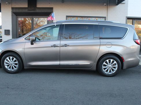 Used 2018 Chrysler Pacifica Touring-L image 3