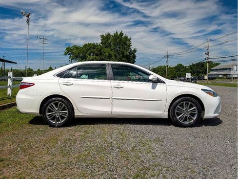 Used 2017 Toyota Camry SE w/ Moonroof Package FWD image 4
