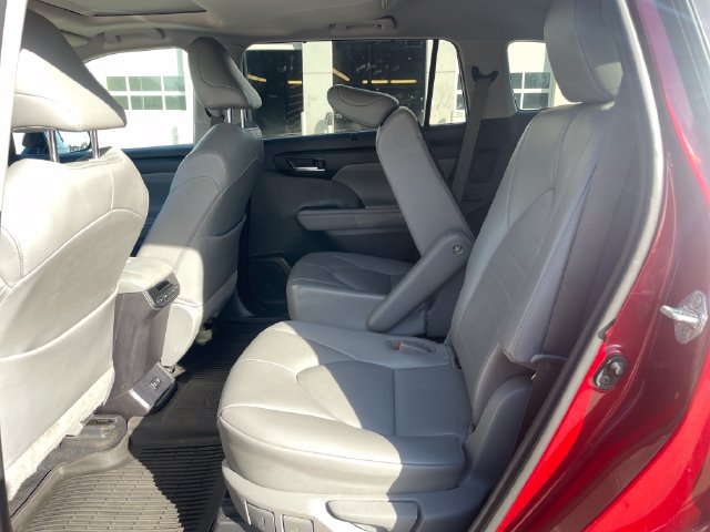 Used 2020 Toyota Highlander XLE AWD/4WD image 28