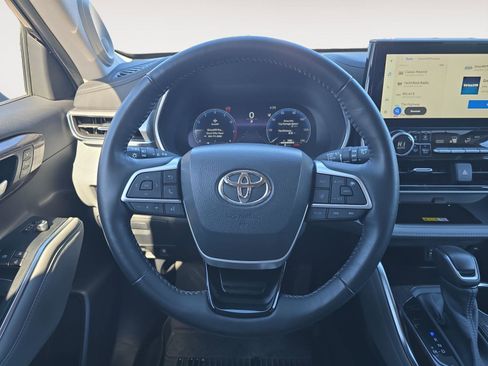 Used 2023 Toyota Highlander Platinum image 11