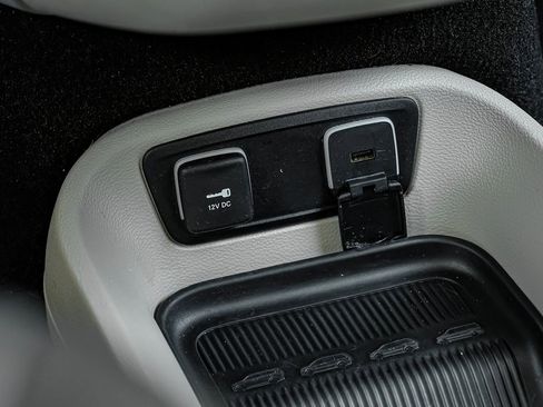 Used 2019 Chrysler Pacifica Touring-L image 31