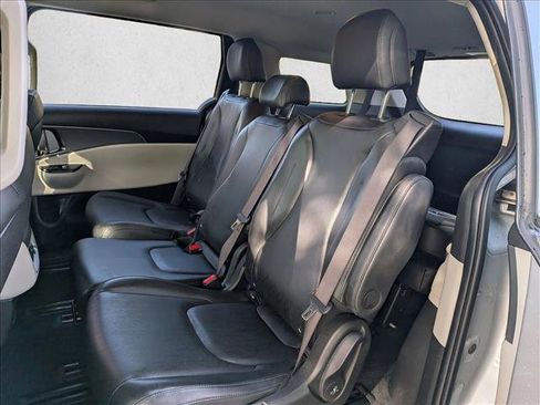 Used 2023 Kia Carnival LX image 17