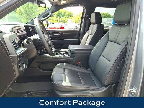 Used 2025 Chevrolet Suburban RST w/ Comfort Package AWD/4WD image 2