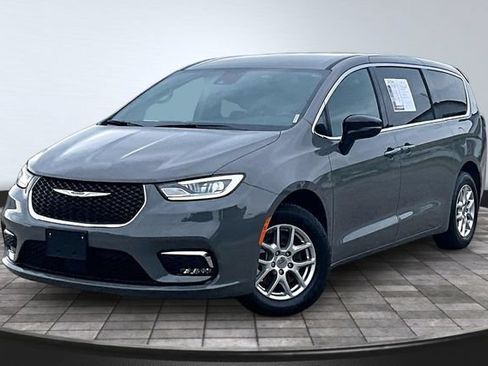 Used 2025 Chrysler Pacifica Select FWD image 3