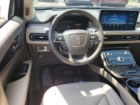 Used 2022 Lincoln Nautilus FWD w/ Premium Package image 11