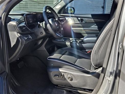 Used 2025 Buick Enclave Avenir image 13