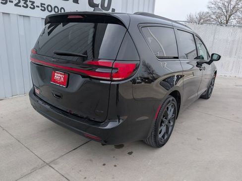 Used 2021 Chrysler Pacifica Touring-L w/ Uconnect Theater Family Group image 24
