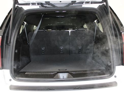 Used 2023 Chevrolet Suburban Premier image 18