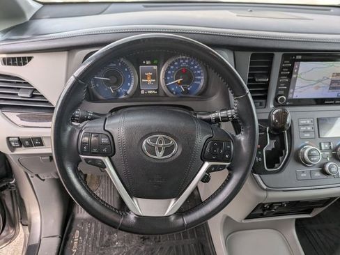 Used 2018 Toyota Sienna XLE Premium image 17