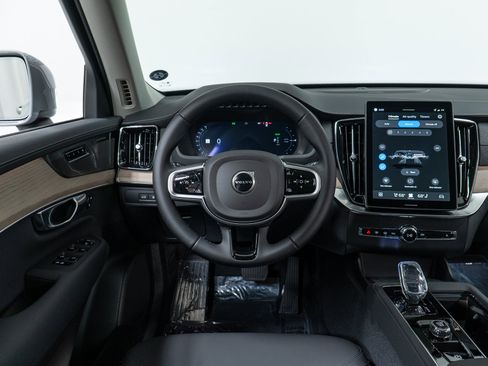 New 2026 Volvo XC90 T8 Plus w/ Protection Package Premier image 17