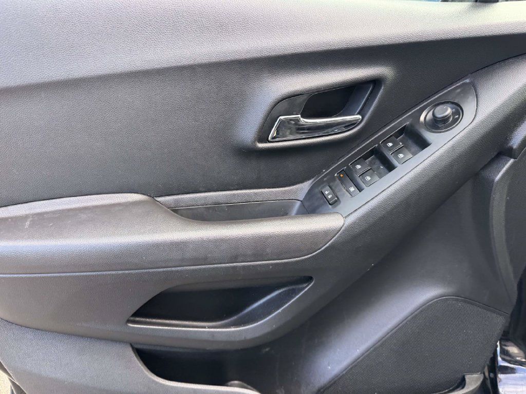 Used 2019 Chevrolet Trax LT w/ LT Convenience Package FWD image 19