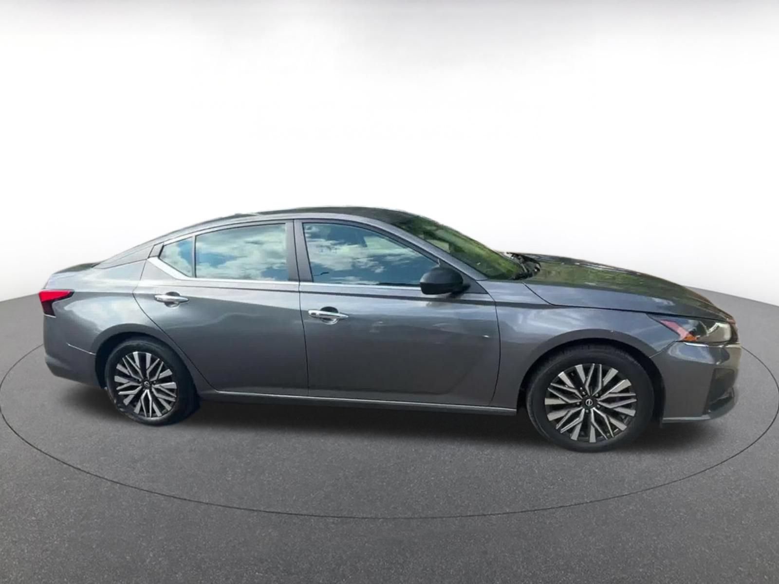Used 2025 Nissan Altima 2.5 SV FWD image 15