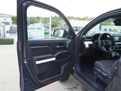 Used 2024 Toyota Tacoma TRD Off-Road image 15