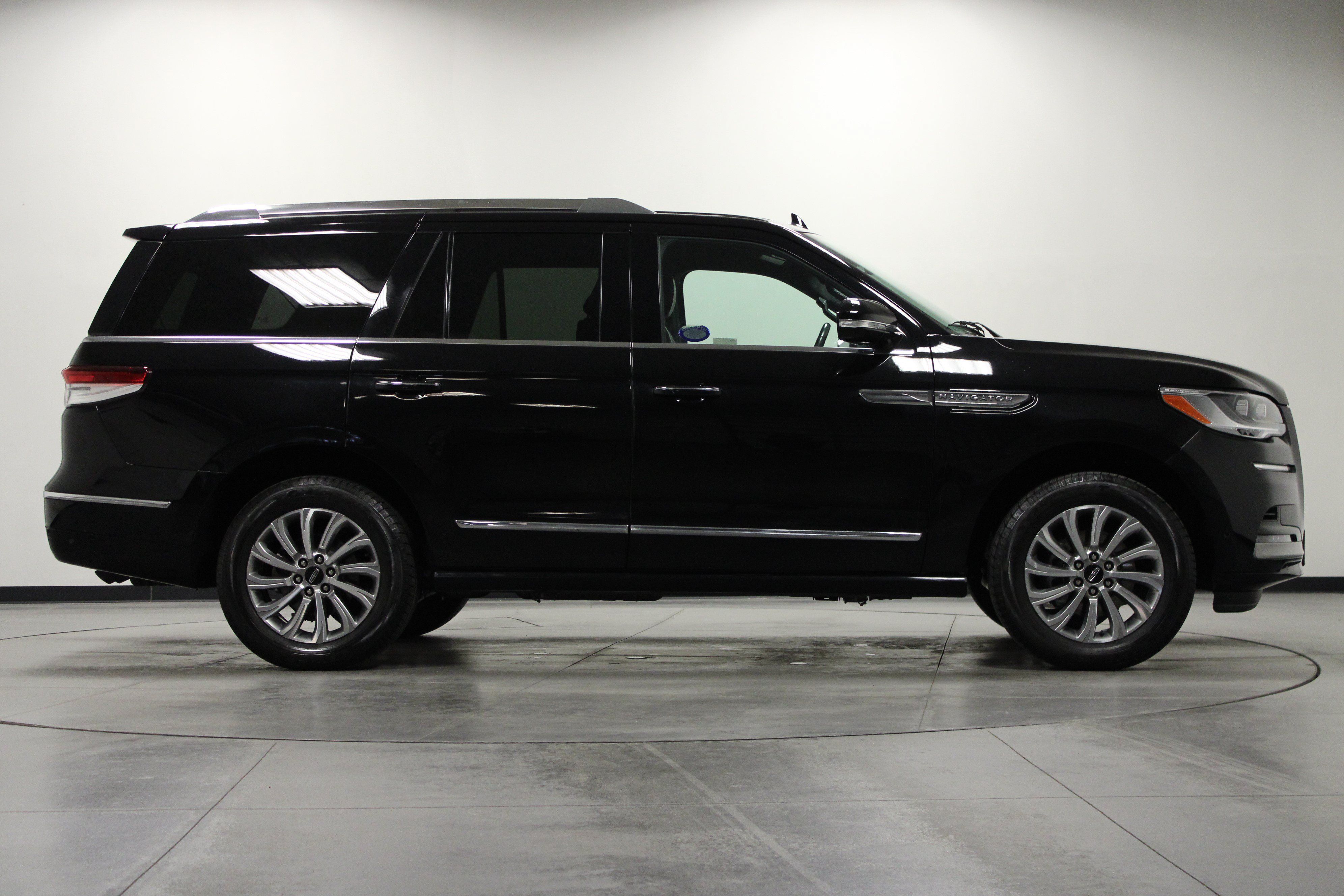 Used 2023 Lincoln Navigator 2WD image 3