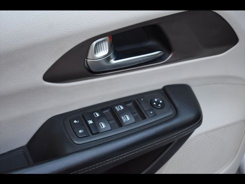 Used 2021 Chrysler Voyager LX FWD image 17