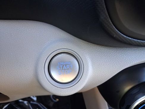 Used 2025 Hyundai Venue SEL image 26