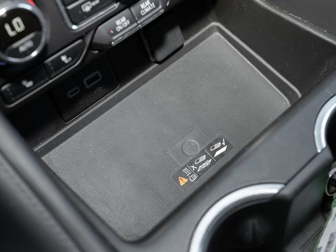 Used 2024 Chevrolet Suburban LT image 37