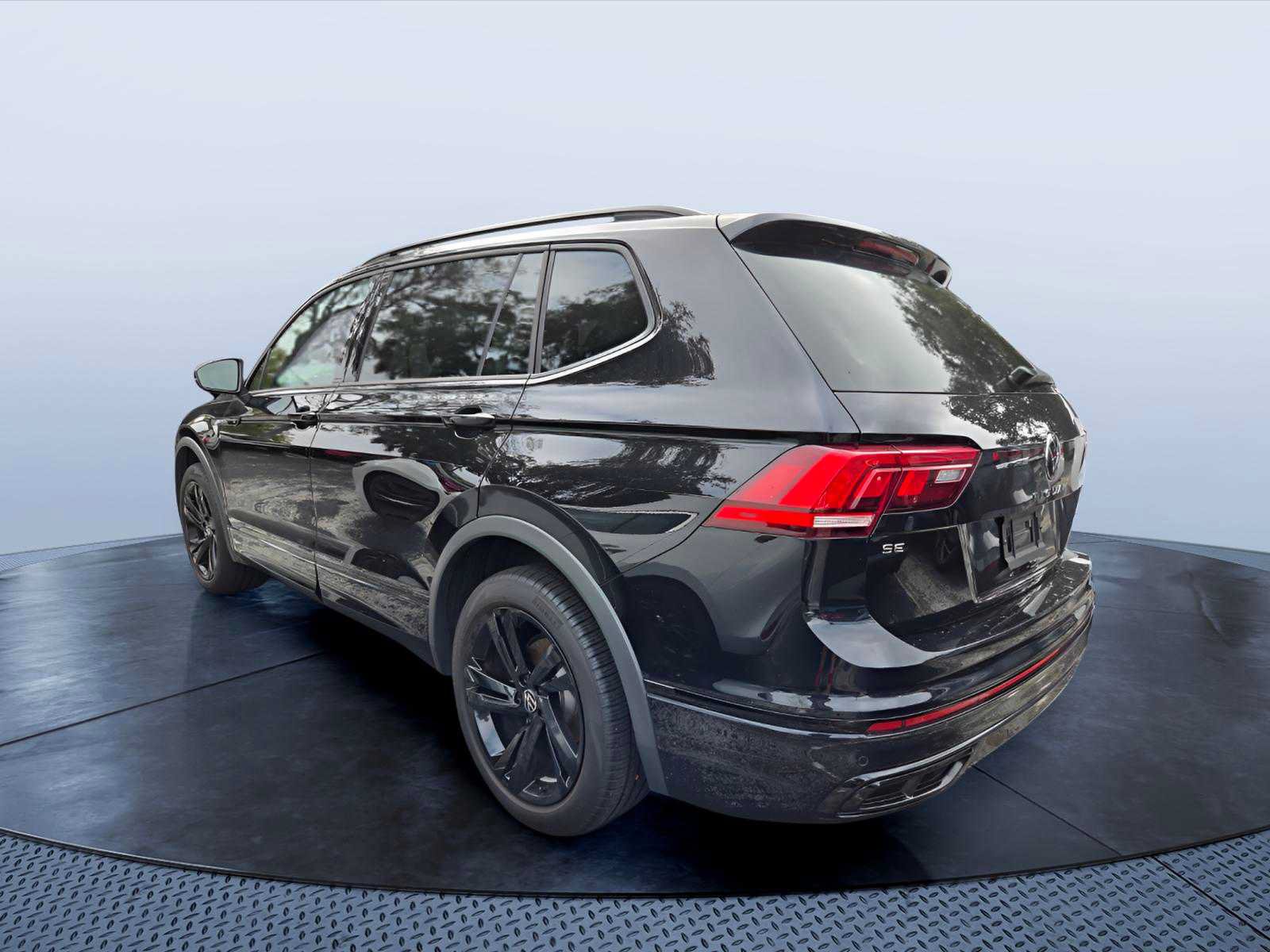 Used 2023 Volkswagen Tiguan SE R-Line FWD image 3