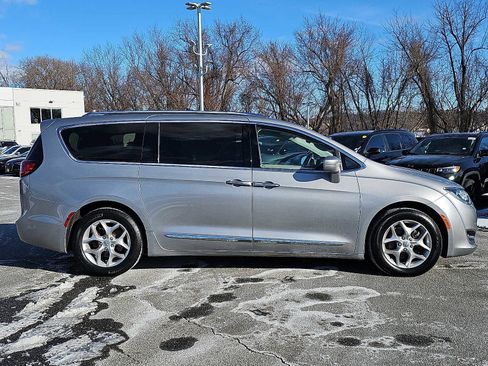 Used 2018 Chrysler Pacifica Touring-L w/ Tire & Wheel Group image 7