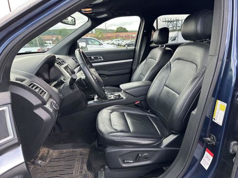 Used 2017 Ford Explorer XLT w/ Equipment Group 202A AWD/4WD image 11