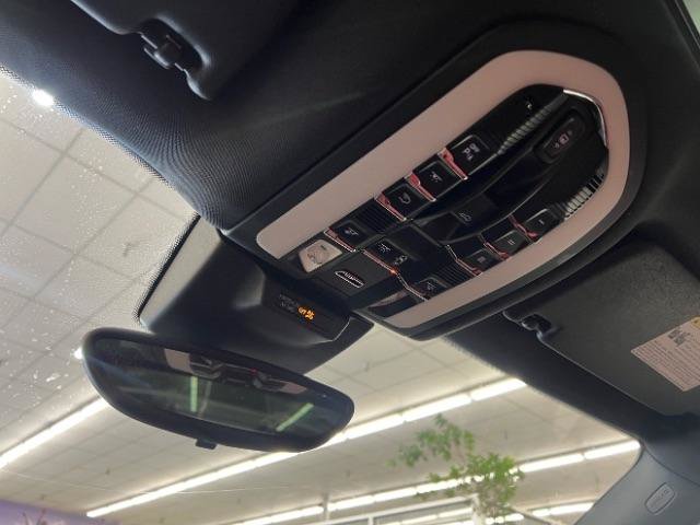 Used 2018 Porsche Macan AWD/4WD image 32