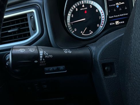 Used 2019 Nissan Titan SV w/ SV Convenience Package image 37