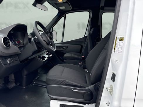 Used 2025 Mercedes-Benz Sprinter 2500 image 9