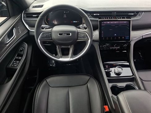 Used 2025 Jeep Grand Cherokee Limited image 11