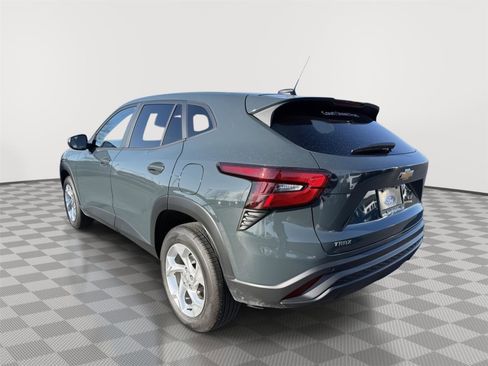 Used 2025 Chevrolet Trax LS w/ LS Convenience Package image 2