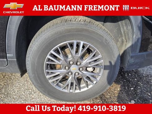 Used 2025 Chevrolet Traverse LT image 3