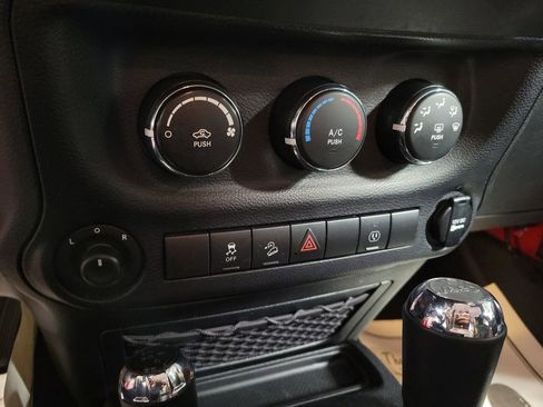 Used 2017 Jeep Wrangler Unlimited Rubicon w/ Connectivity Group image 17