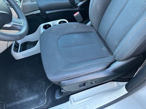 Used 2017 Chrysler Pacifica Touring image 12