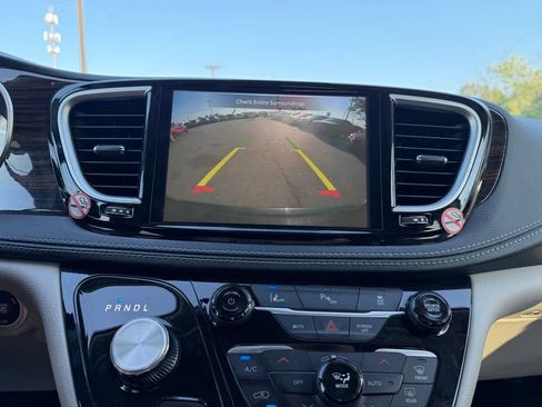 Used 2023 Chrysler Pacifica Limited FWD image 19